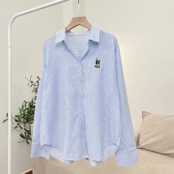 Áo Sơ Mi Nữ Kẻ Sọc Pastel Thêu Hình Couple Xinh Xắn Chất Liệu Cotton Đũi Mềm Nhẹ Mát, Sơ Mi Công Sở Nữ Freesize Form Rộng Vừa